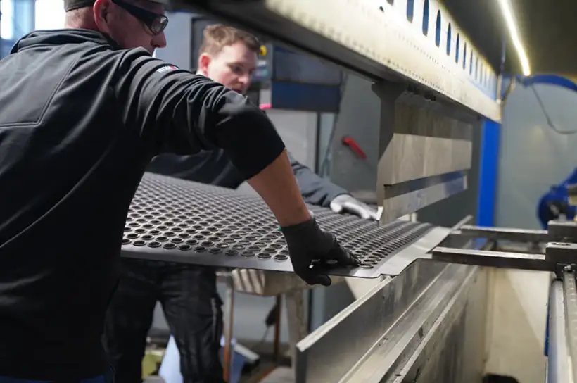 Rohrlaser-Stanztec_Mitarbeiter-Produktion_7